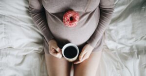 Grávida com café e donut